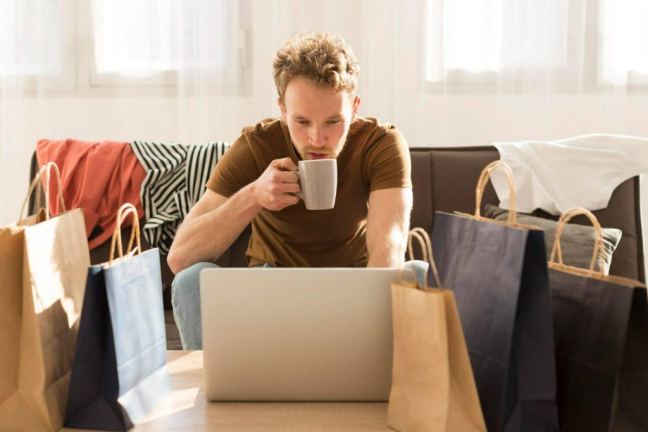 Twee ondernemers schudden handen na succesvolle webshop overname.