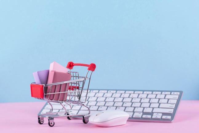 Persoon houdt een tablet met webshop voorraadbeheer en een kop koffie