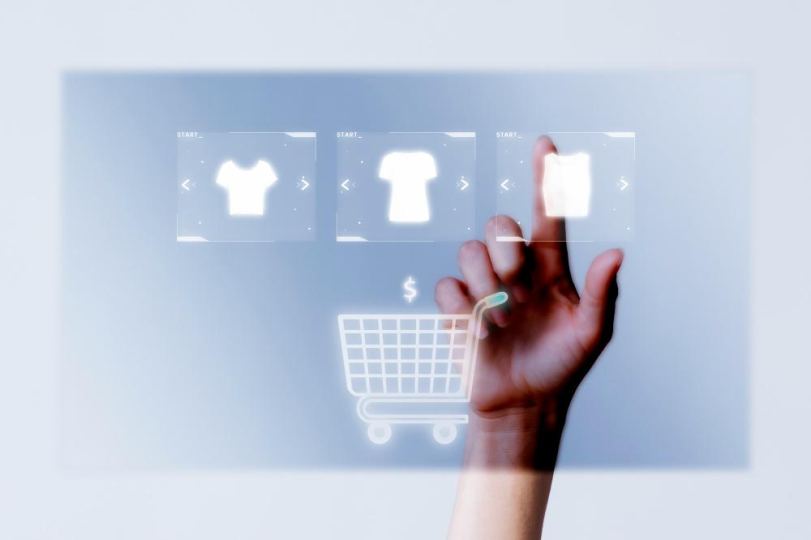 Vergrootglas, grafieken en documenten voor financieel onderzoek bij webshop overname