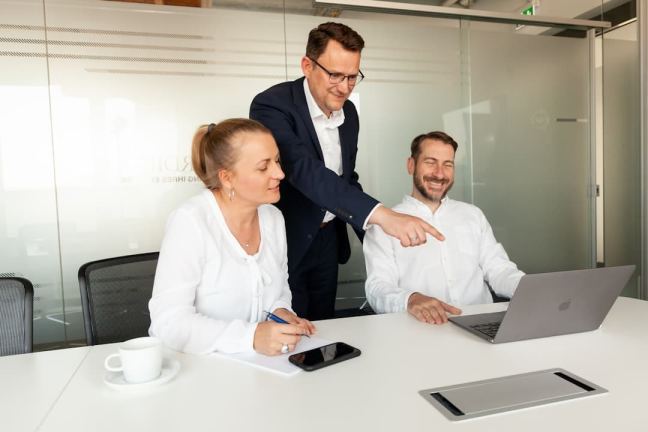 Ondernemer die met een whiteboard de doelen voor de nieuwe website uittekent