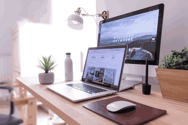 Mobielvriendelijk webdesign met drie veelgebruikte platformopties zoals WordPress, Joomla en Drupal.