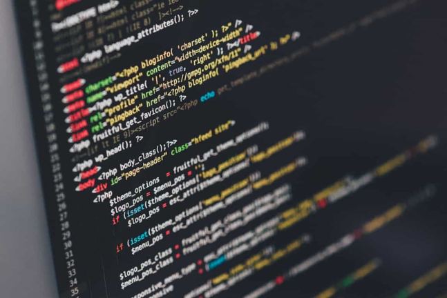 Stappenschema van domeinregistratie tot website publicatie, inclusief hosting en SSL-certificaat.