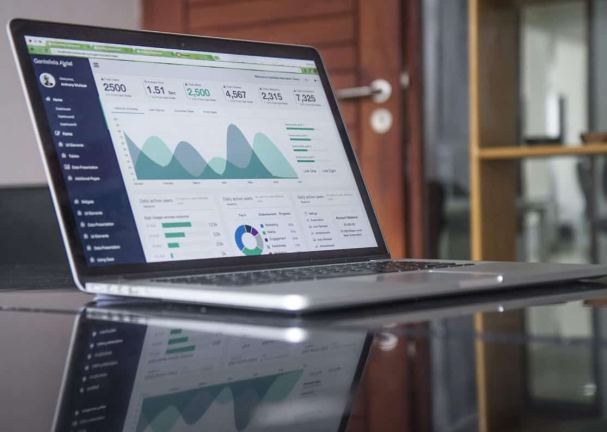 Vergelijking van kosten tussen maatwerkwebsite en een DIY-oplossing met hosting en domein.