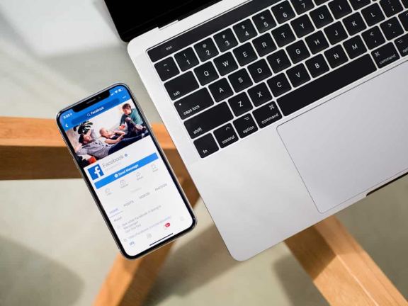 Voorbeeld van één post die ongewijzigd op vier verschillende socialmediaplatforms wordt getoond.