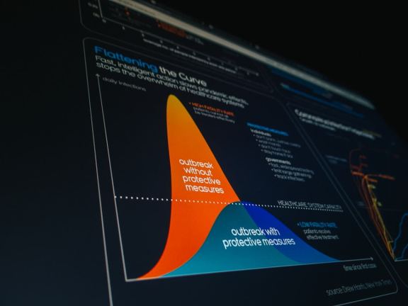 Laptop met open notitieboek en route-icoon, proces van gestructureerd website ontwikkelen