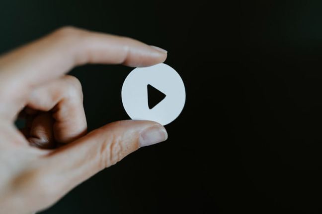 Illustratie van AI als co-piloot naast social media planningstools