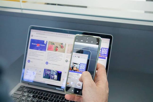 Vraagteken met pijlen naar website en app; wat is het primaire doel?